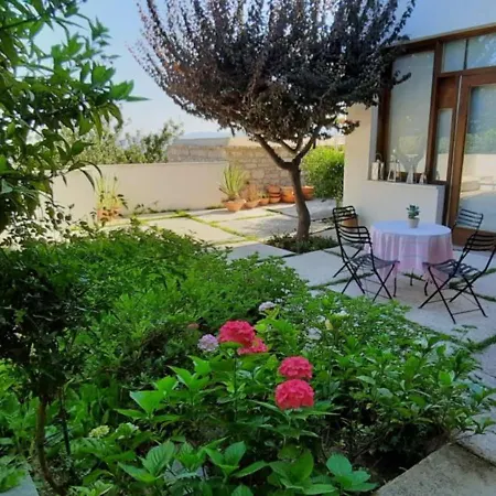 St George Stroumpi Ferienhaus Stroumbi